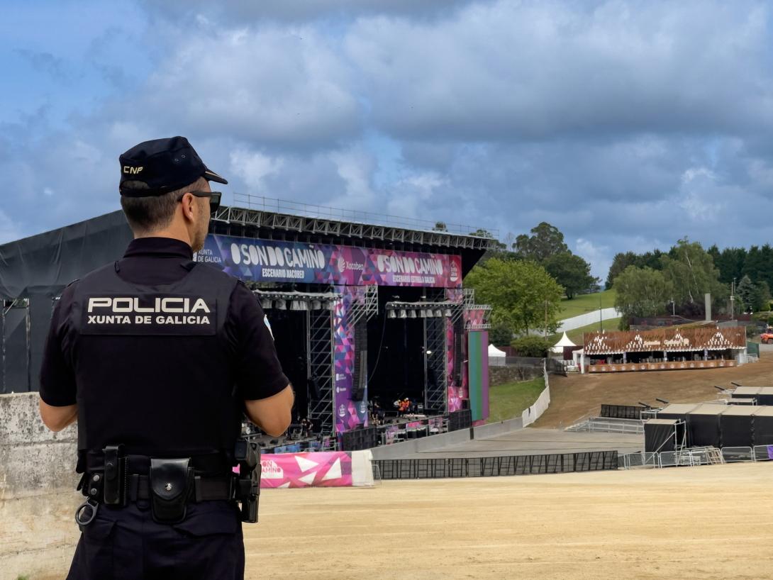 Policía en dispositivo seguridad del festival O Son do Camiño